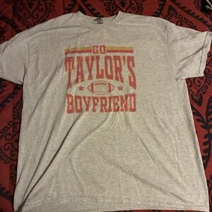 Gildan Go Taylor’s Boyfriend Chiefs Swiftie Tee